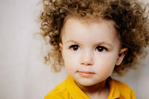 Retrato Bebê Bonito Atraente Vestido Vestido Amarelo Posando Fundo Luz — Fotografia de Stock