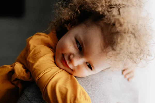 Portret Van Een Mooi Krullend Meisje Een Felgele Jurk Bij — Stockfoto