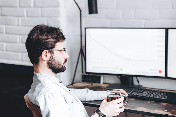 Schöner Junger Geschäftsmann Brille Der Ferngesteuert Computer Arbeitet Und Hause — Stockfoto