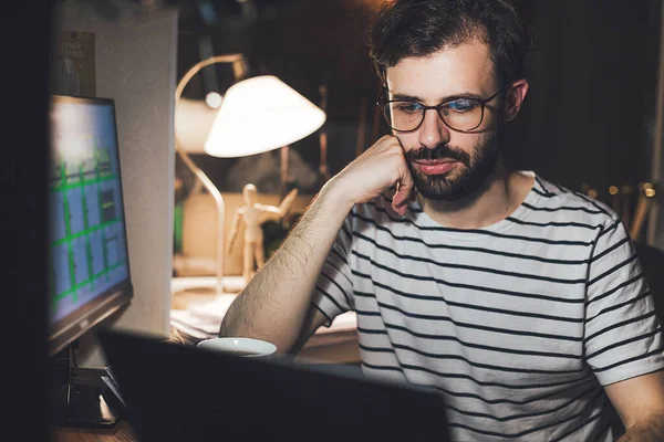 Ein Moderner Junger Mann Der Nachts Von Hause Aus Arbeitet — Stockfoto