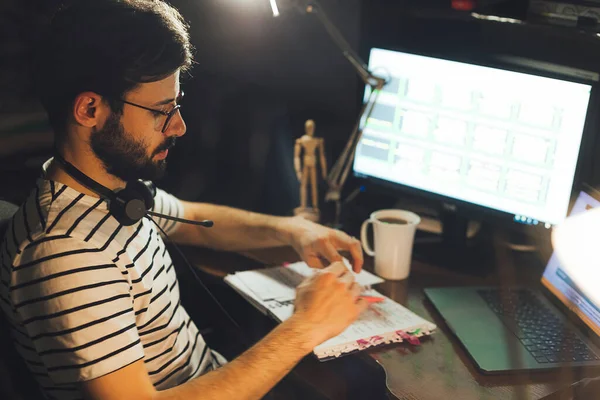 Ein Moderner Junger Mann Der Nachts Von Hause Aus Arbeitet — Stockfoto