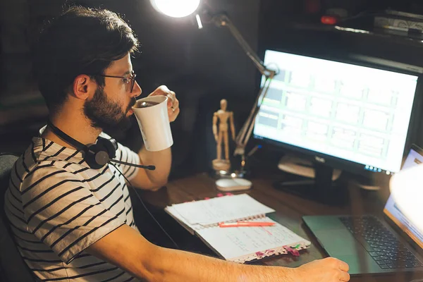 Ein Moderner Junger Mann Der Nachts Von Hause Aus Arbeitet — Stockfoto