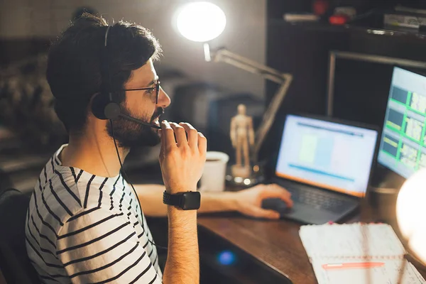 Joven Moderno Trabajando Remotamente Desde Casa Por Noche Casual Millennial — Foto de Stock