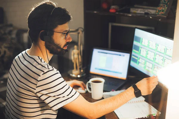 Stilvoller Bärtiger Mann Arbeitet Nachts Computer Hause Während Der Quarantäne — Stockfoto