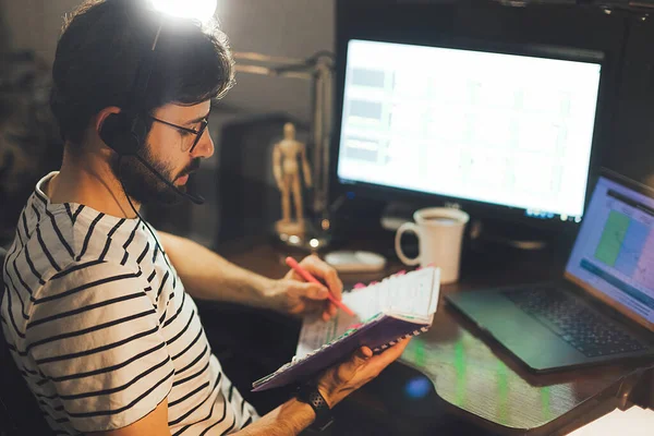 Stilvoller Bärtiger Mann Arbeitet Nachts Computer Hause Während Der Quarantäne — Stockfoto