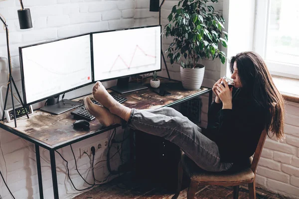 Hübsche Junge Frau Arbeitet Hause Schreibtisch Mit Computer — Stockfoto