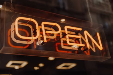 kırmızı neon yazı: Aç