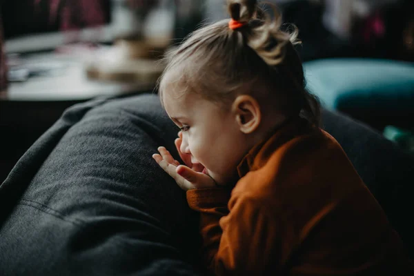 Klein Aantrekkelijk Meisje Van Jaar Spelen Buurt Van Spiegel Naast — Stockfoto