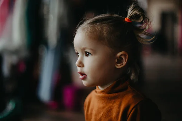 Μικρό Ελκυστικό Κορίτσι Ετών Παίζει Κοντά Στον Καθρέφτη Δίπλα Στη — Φωτογραφία Αρχείου
