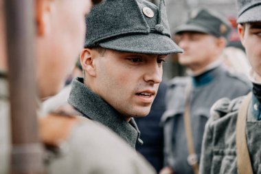 13.10.2019 Vinnitsa, Ukrayna: II. Dünya Savaşı sırasında yapılan askeri yeniden yapılanma sırasında asker rolünü oynayan karizmatik bir aktörün portresi