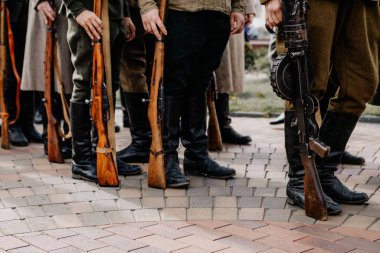 13.10.2019 Vinnitsa, Ukrayna: askeri aktörler 2. Dünya Savaşı silahları, orijinal silahlar ve tabancalara sahipler. Ukrayna 'daki gerillaların askeri yeniden yapılandırılması