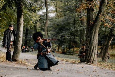 13.10.2019 Vinnitsa, Ukrayna: askeri aktörler 2. Dünya Savaşı silahları, orijinal silahlar ve tabancalara sahipler. Ukrayna 'daki gerillaların askeri yeniden yapılandırılması