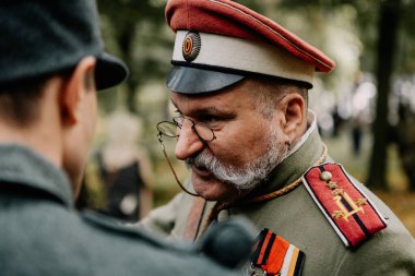 13.10.2019 Vinnitsa, Ukrayna: II. Dünya Savaşı sırasında yapılan askeri yeniden yapılanma sırasında asker rolünü oynayan karizmatik bir aktörün portresi