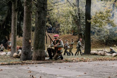 13.10.2019 Vinnitsa, Ukrayna: Almanya, Ukrayna ve Rusya 'dan askeri kulüplerin yer aldığı İkinci Dünya Savaşı askeri muharebelerinin yeniden inşasına sahne