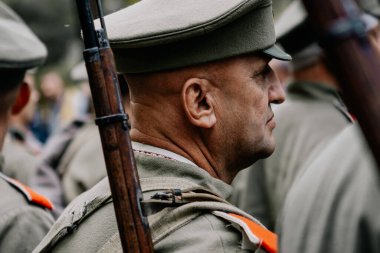 13.10.2019 Vinnitsa, Ukrayna: II. Dünya Savaşı sırasında yapılan askeri yeniden yapılanma sırasında asker rolünü oynayan karizmatik bir aktörün portresi