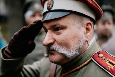 13.10.2019 Vinnitsa, Ukrayna: II. Dünya Savaşı sırasında yapılan askeri yeniden yapılanma sırasında asker rolünü oynayan karizmatik bir aktörün portresi