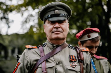 13.10.2019 Vinnitsa, Ukrayna: II. Dünya Savaşı sırasında yapılan askeri yeniden yapılanma sırasında asker rolünü oynayan karizmatik bir aktörün portresi