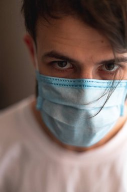 Maskeli bir genç evde karantinaya alındı.