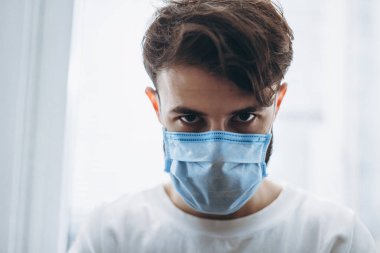 Maskeli bir genç evde karantinaya alındı.