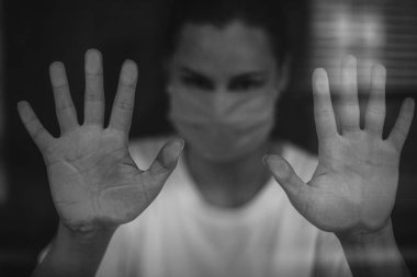 seçici odak, gürültü etkisi: viral hastalıklar salgını sırasında tıbbi maske takan kadın evde karantinaya alındı