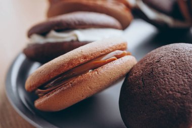 Geleneksel çikolatayı ve vanilyalı krem peynirli balkabağı turtalarını kapatın. Fırınlar, kafeler, restoranlar için arka plan