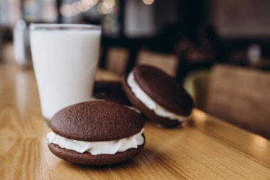 Geleneksel çikolatayı ve vanilyalı krem peynirli balkabağı turtalarını kapatın. Fırınlar, kafeler, restoranlar için arka plan