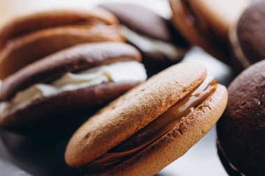 Geleneksel çikolatayı ve vanilyalı krem peynirli balkabağı turtalarını kapatın. Fırınlar, kafeler, restoranlar için arka plan