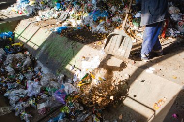 01.11.2019 Kyiv, Ukrayna: fabrikada çöplerin elle sıralanması