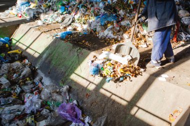 01.11.2019 Kyiv, Ukrayna: fabrikada çöplerin elle sıralanması