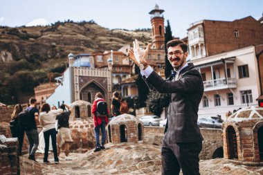 Gürcistan 'da Gürcistan' da Konukseverlik ve Turizm: Şık, otantik bir rehber Tiflis şehrini gösteriyor ve sunuyor, sizi eski evlere bakmaya ve restoranlarda eğlenmeye davet ediyor