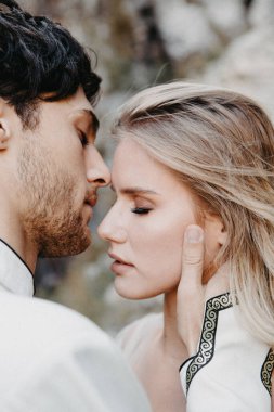 Gürültü etkisi, seçici odak: Düğün fotoğrafçılığı sırasında gelinlere sarılma ve öpücükler. Karı kocanın şık bir çifti.