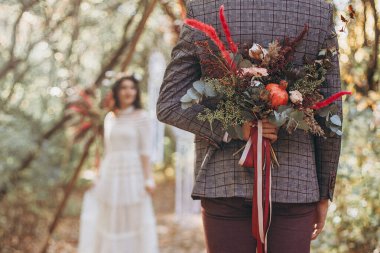 İnanılmaz gülümseyen bir düğün çifti. Güzel gelin ve şık damat. Sevgililerin ve aşklarının havasını yansıtan mükemmel bir düğün geçmişi.