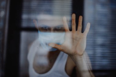 Yalnızken koronavirüs hastası portresi, sinir krizi ve bağışıklık sistemi zayıf, yardım ve tedavi istiyor.