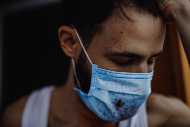 Yalnızken koronavirüs hastası portresi, sinir krizi ve bağışıklık sistemi zayıf, yardım ve tedavi istiyor.
