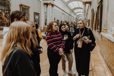 13: 02: 2020 Paris, Fransa: Louvre koridorları turistlerle dolu