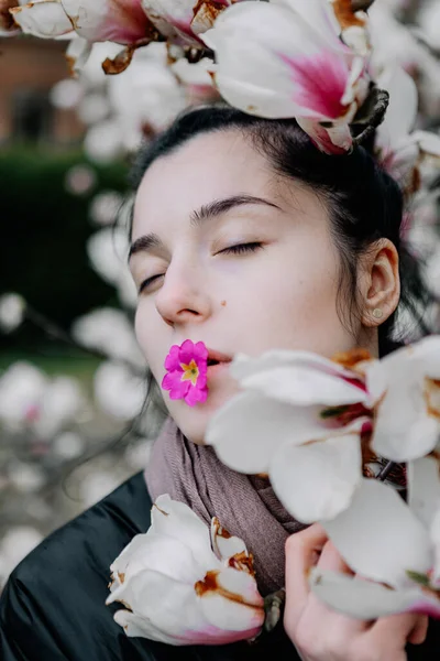 Niña Disfruta Floración Flores Magnolia Blanca Rosa Universidad Chernivtsi Ucrania —  Fotos de Stock