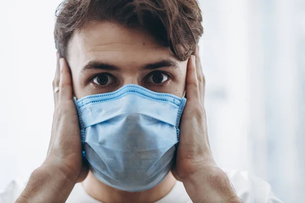 Joven Con Una Máscara Está Cuarentena Casa — Foto de Stock