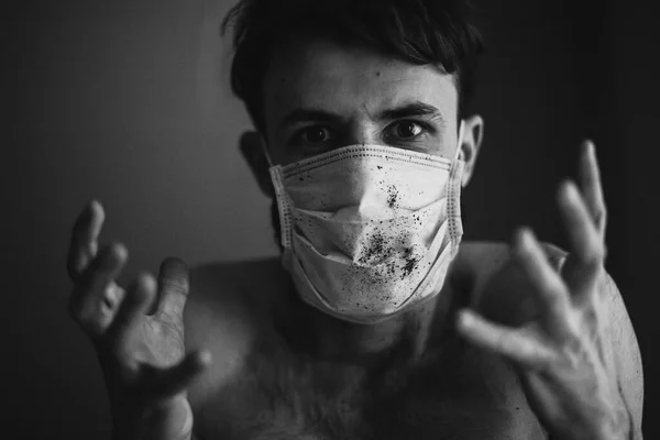 Giovane Uomo Con Maschera Medica Protettiva Rimane Quarantena Domiciliare Con — Foto Stock