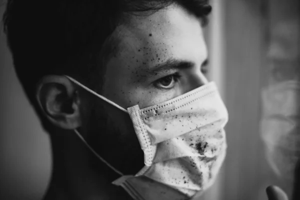 Νεαρός Άνδρας Που Φοράει Προστατευτική Ιατρική Μάσκα Παραμένει Καραντίνα Στο — Φωτογραφία Αρχείου