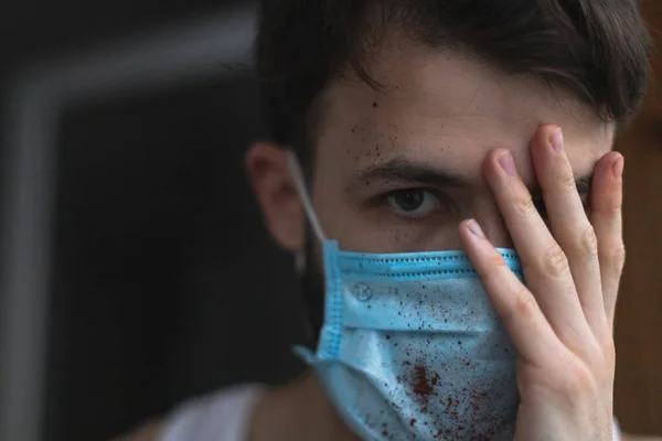 Maskeli Genç Adam Evde Karantinaya Alınır Hastalığını Başkalarından Gizler — Stok fotoğraf