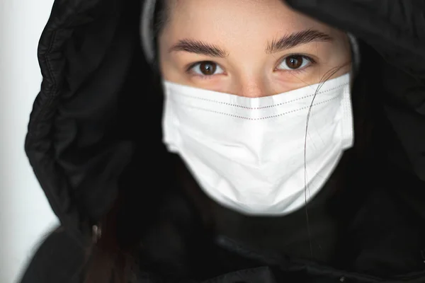 Foco Seletivo Efeito Ruído Olhar Uma Menina Vestida Com Uma — Fotografia de Stock