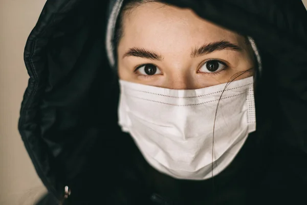 選択的焦点ノイズ効果 医療用マスクとフード付きジャケットを着た少女の表情 — ストック写真