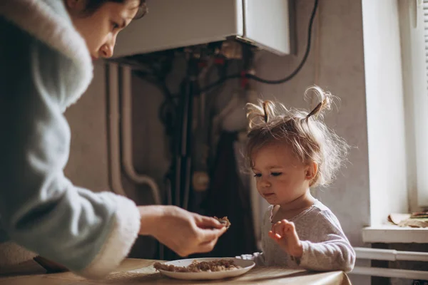 Selektivt Fokus Buller Effekt Söt Flicka Tillsammans Med Sin Mamma — Stockfoto