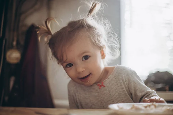 Επιλεκτική Εστίαση Επίδραση Του Θορύβου Ένα Όμορφο Κορίτσι Παιδί Μαζί — Φωτογραφία Αρχείου