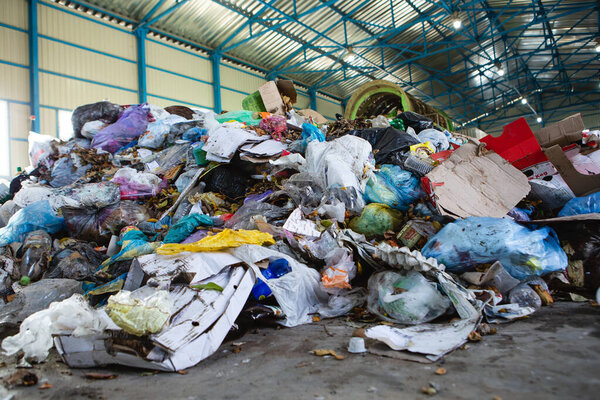 01.11.2019 Киев, Украина: ручная сортировка мусора на заводе для получения несортированного мусора
