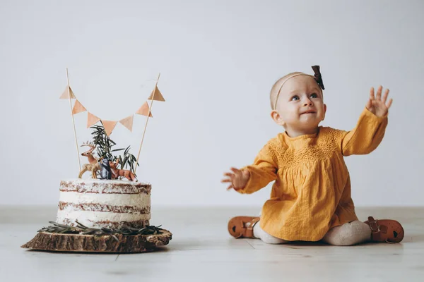 Celebrar Cumpleaños Hija Hoy Tiene Año Edad Sus Padres Cocinaron —  Fotos de Stock