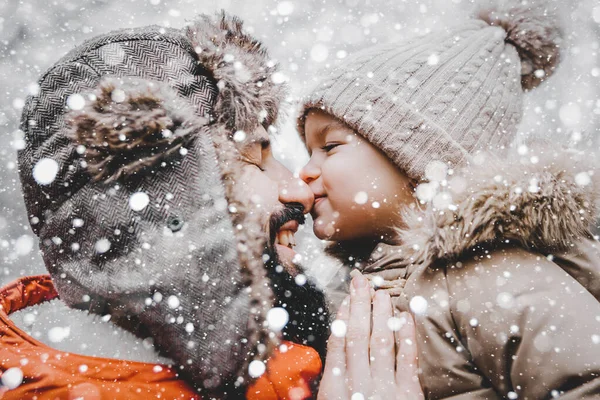 Mutlu Aile Portresi Baba Küçük Kızı Parkta Kış Tatilinde Mutlu — Stok fotoğraf