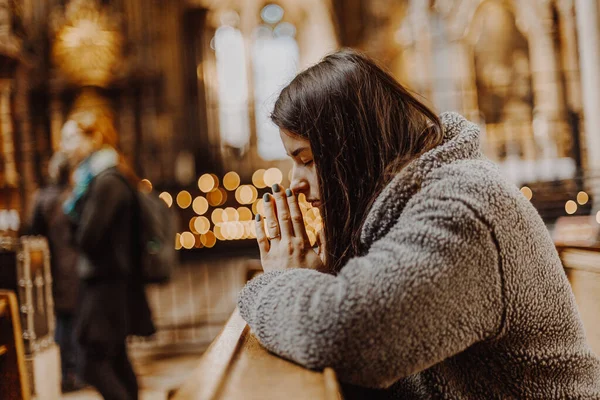 Ung Vacker Kvinna Kom Till Templet För Att Till Gud — Stockfoto