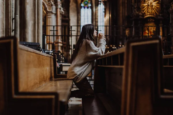 Una Joven Mujer Bonita Vino Templo Rezar Dios Feligrés Iglesia — Foto de Stock