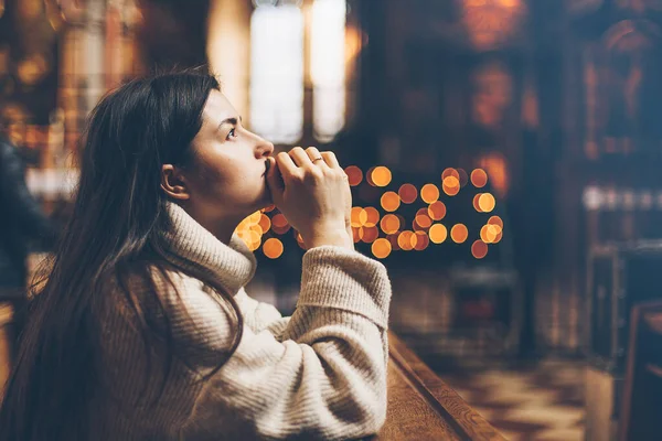 Mladá Žena Sedí Založenýma Rukama Modlí Kostele — Stock fotografie